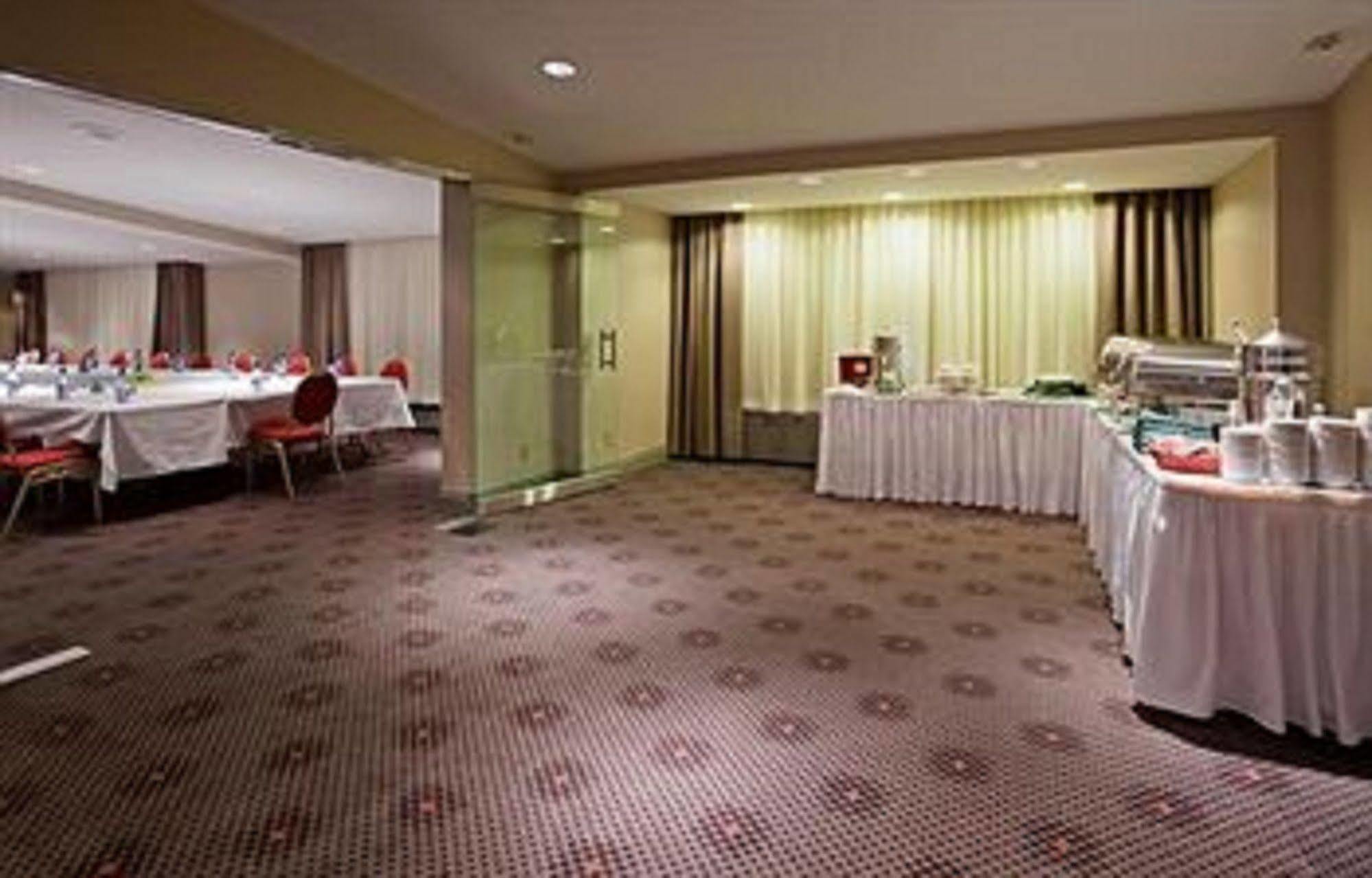 Holiday Inn Toronto Airport East, An Ihg Hotel Ресторант снимка